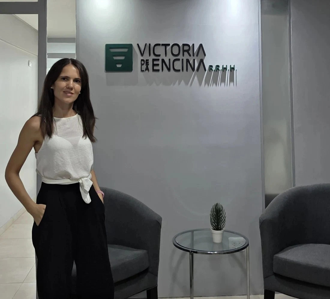Logo Victoria de la Encina en consultora